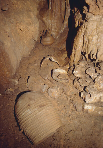 Philippe Galant - Aven citerne de la fin du Néolithique Philippe Galant - Aven citerne de la fin du Néolithique